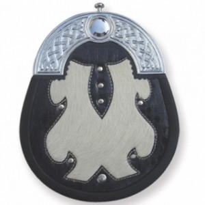 Leather fashion sporran with cantle chain straps included. The cantle is silver colored with a plat Leather fashion sporran with cantle chain straps included. The cantle is silver colored with a plat